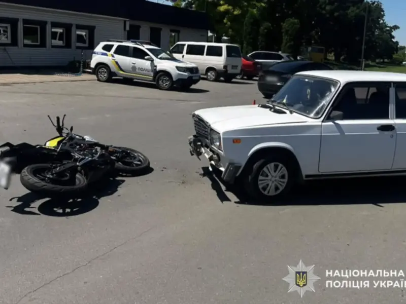 У Гадячі зіткнулися автомобіль і мотоцикл: до лікарні потрапив 17-річний хлопець