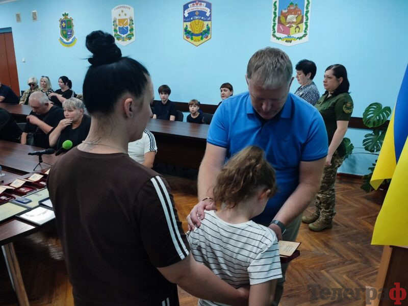«Вони не померли, а стали ангелами-охоронцями»: у Кременчуці родинам 12 полеглих Героїв вручили посмертні нагороди <img src="https://www.telegraf.in.ua/wp-content/uploads/2026/03/gallery.svg" alt="" class="feed-icon" style="width: 20px; height: 20px; vertical-align: middle;" /> <img src="https://www.telegraf.in.ua/wp-content/uploads/2026/03/video.svg" alt="" class="feed-icon" style="width: 20px; height: 20px; vertical-align: middle;" />