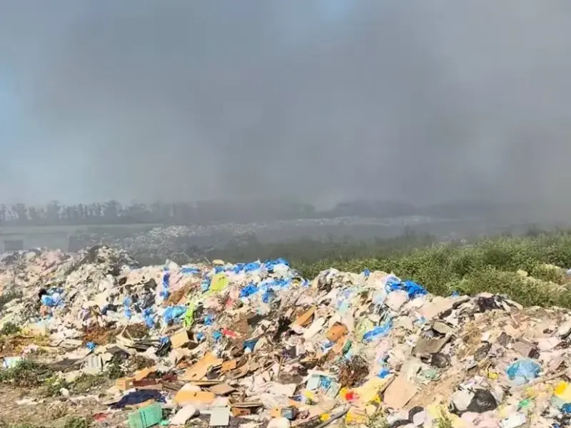 У Глобиному горить сміттєзвалище: попередньо, пожежа виникла через підпал <img src="https://www.telegraf.in.ua/wp-content/uploads/2026/03/video.svg" alt="" class="feed-icon" style="width: 20px; height: 20px; vertical-align: middle;" />