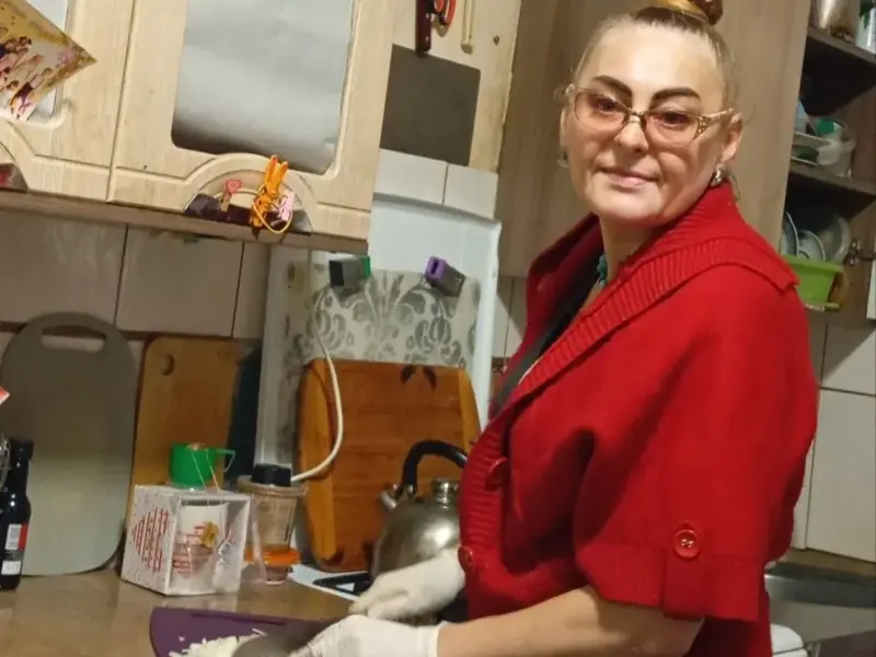 «Не можу пройти повз чужий біль»: Ірина Гребельна понад три роки годує поранених, збирає центнери допомоги й об’єднує небайдужих
