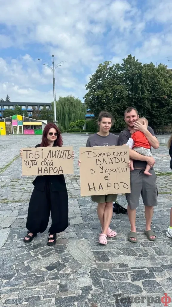 У центрі Кременчука люди вийшли на мітинг проти відставки міністра оборони