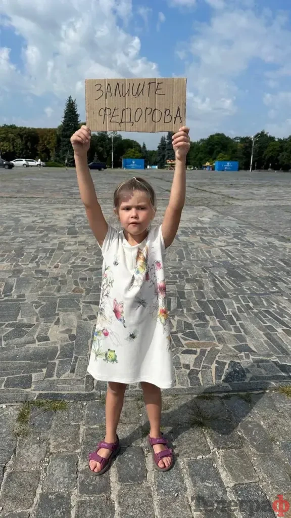 У центрі Кременчука люди вийшли на мітинг проти відставки міністра оборони