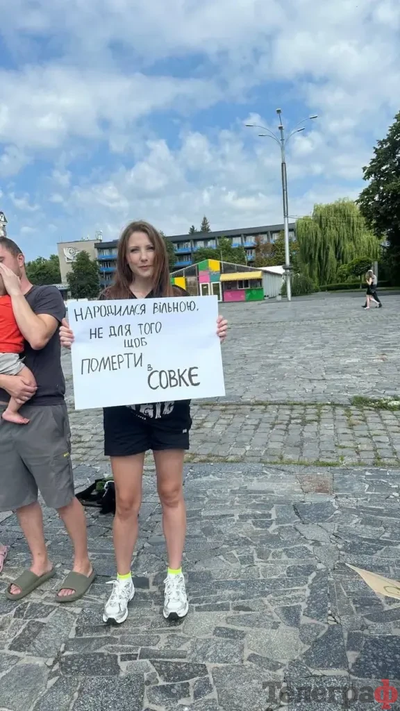 У центрі Кременчука люди вийшли на мітинг проти відставки міністра оборони