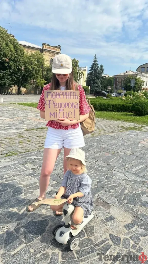 У центрі Кременчука люди вийшли на мітинг проти відставки міністра оборони