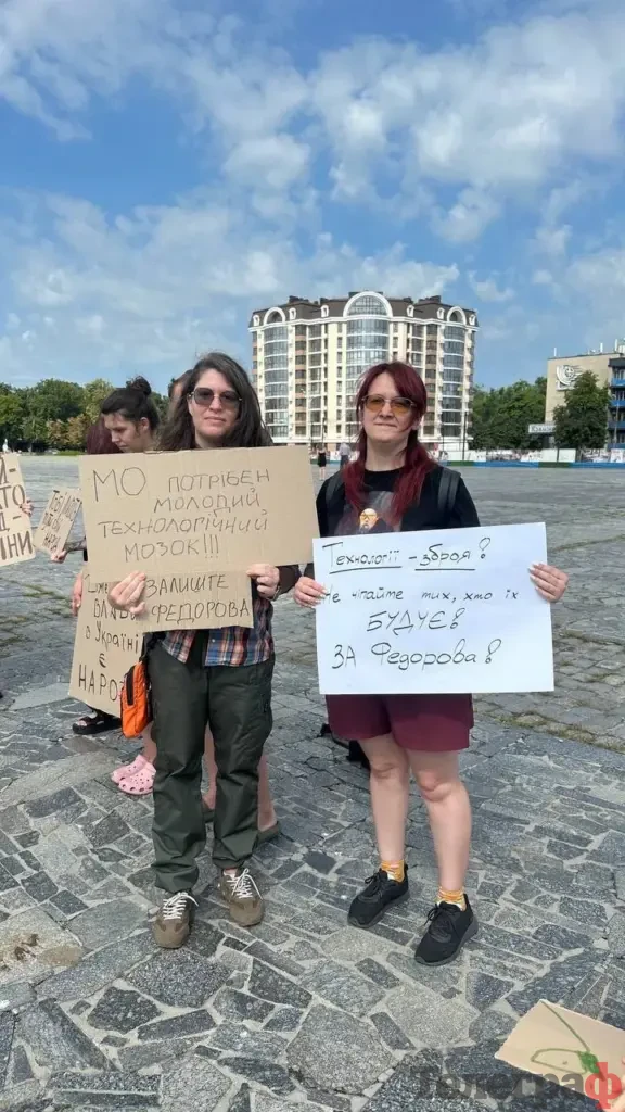 У центрі Кременчука люди вийшли на мітинг проти відставки міністра оборони