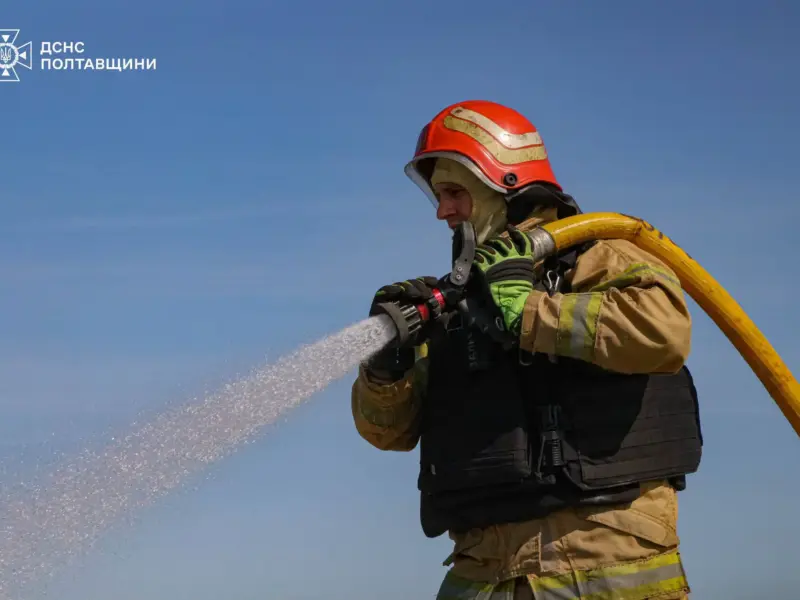 <span class="custom-bold">На Полтавщині російські дрони атакували приватний будинок і агропідприємство: троє людей поранені</span>