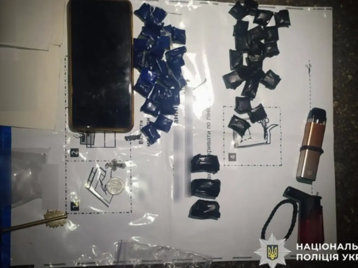На Кременчуччині затримали чоловіка з близько 50 згортками наркотиків