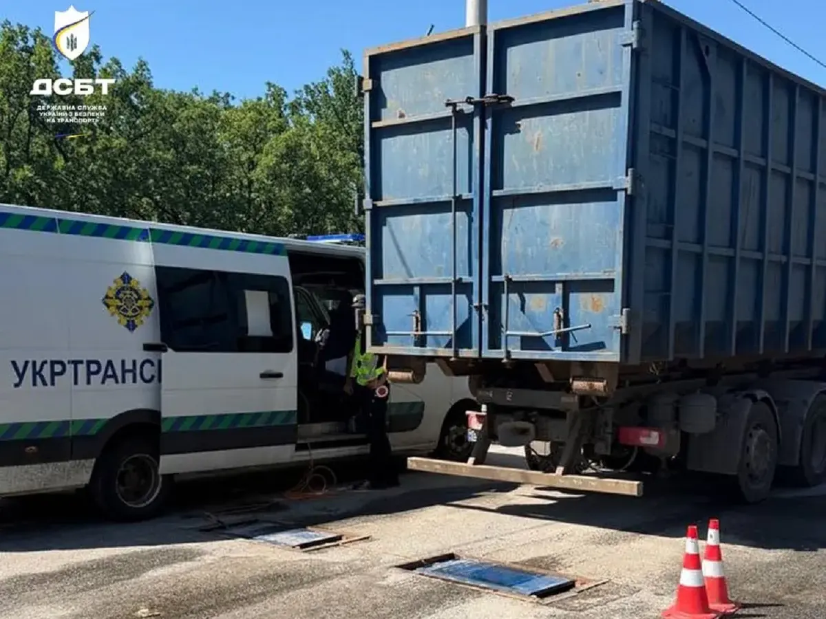 На Полтавщині зупинили перевантажену фуру: водій зміг їхати лише після розвантаження