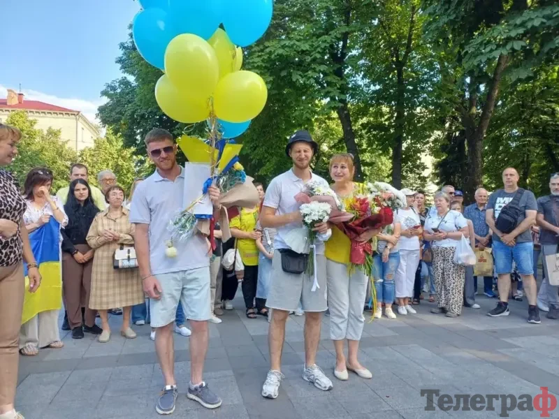 <span class="custom-bold">«Найбільше хотілося побачитися з рідними». У Кременчуці зустріли звільнених з полону захисників</span> <img src="https://www.telegraf.in.ua/wp-content/uploads/2026/03/gallery.svg" alt="" class="feed-icon" style="width: 20px; height: 20px; vertical-align: middle;" /> <img src="https://www.telegraf.in.ua/wp-content/uploads/2026/03/video.svg" alt="" class="feed-icon" style="width: 20px; height: 20px; vertical-align: middle;" />