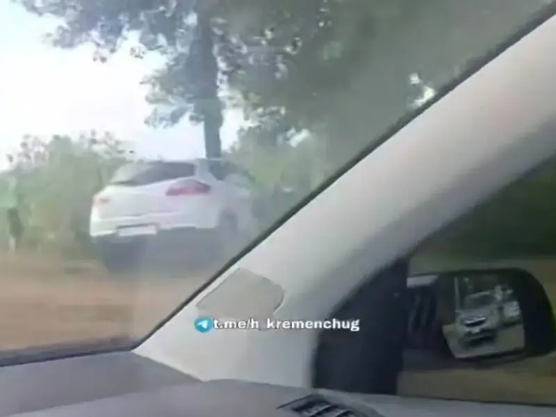 У Кременчуці автомобіль вилетів з дороги і врізався в дерево — соцмережі
