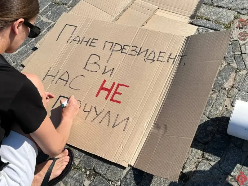 У Кременчуці триває «картонкова» акція: вимогу про призначення Федорова не знімають <img src="https://www.telegraf.in.ua/wp-content/uploads/2026/03/video.svg" alt="" class="feed-icon" style="width: 20px; height: 20px; vertical-align: middle;" />