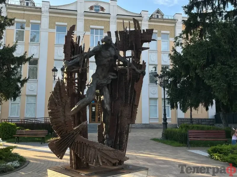 <span class="custom-bold">У Кременчуці встановили скульптуру «Нескорений Прометей»</span> <img src="https://www.telegraf.in.ua/wp-content/uploads/2026/03/gallery.svg" alt="" class="feed-icon" style="width: 20px; height: 20px; vertical-align: middle;" />
