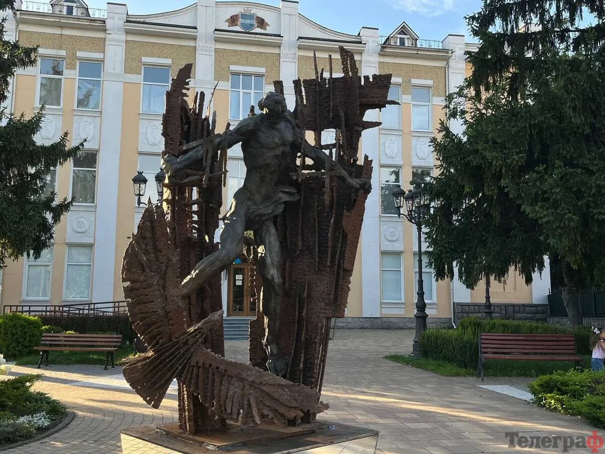 У Кременчуці встановили скульптуру «Нескорений Прометей»