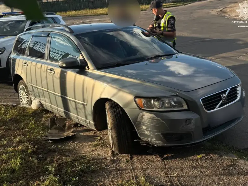 У Кременчуці нетверезий водій Volvo врізався у дорожній знак