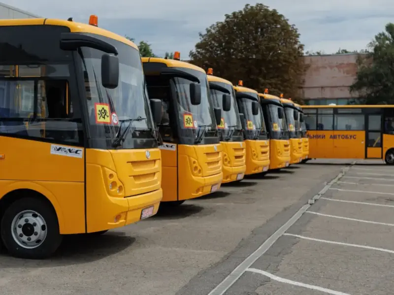 Громади Полтавщини отримали ще вісім шкільних автобусів