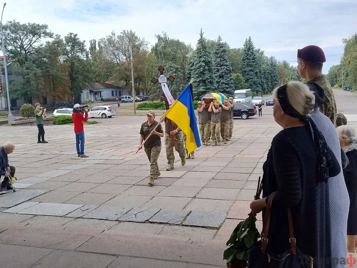 Пішов воювати за сином: у Кременчуці попрощалися із полеглим на війні Олександром Баштаненком