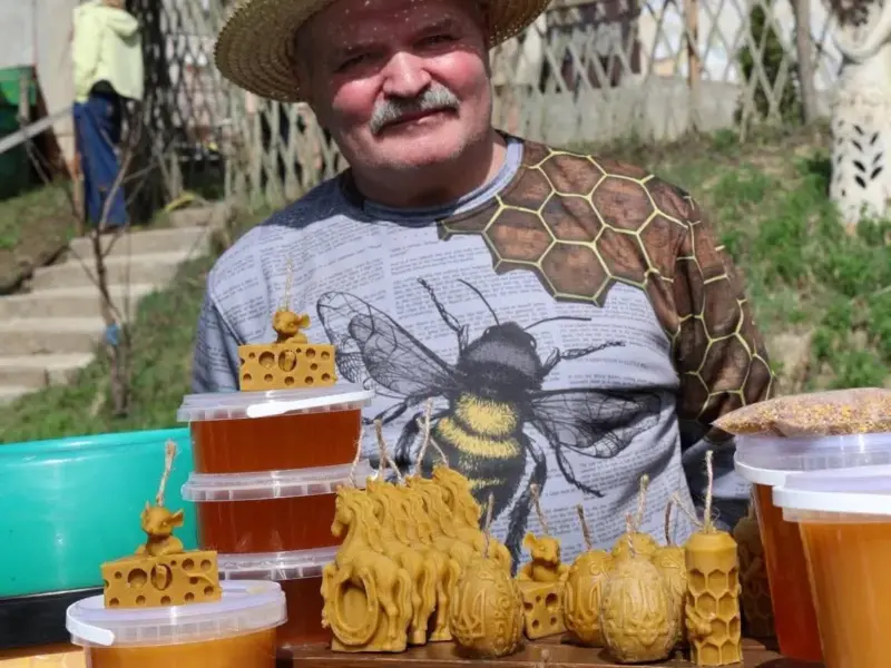 «Поїхали на море, а мене на пасіку тягне»: Микола Гречаний про справу свого життя