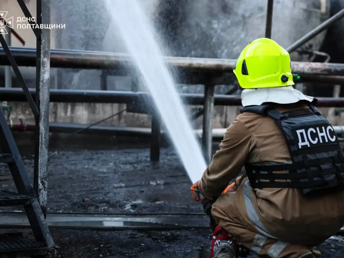 На Полтавщині після російського обстрілу горіло промпідприємство: фото
