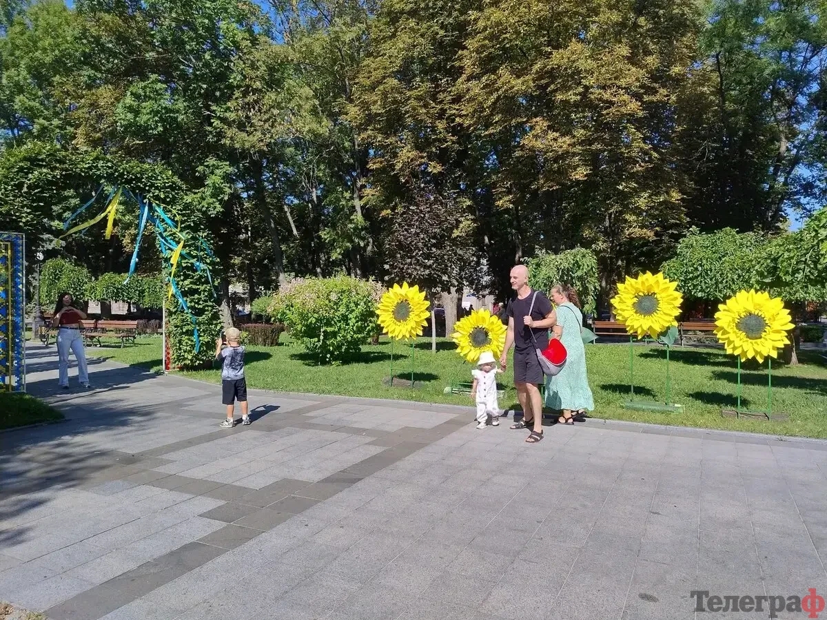 До Дня Незалежності у центрі Кременчука встановили фотозону із соняшниками