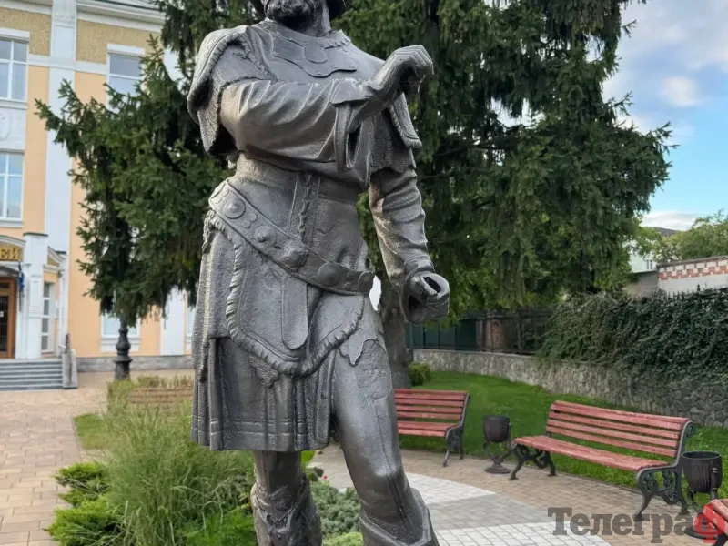 <span class="custom-bold">У Кременчуцькому краєзнавчому музеї з’явився чавунний лицар із садиби Бера</span> <img src="https://www.telegraf.in.ua/wp-content/uploads/2026/03/gallery.svg" alt="" class="feed-icon" style="width: 20px; height: 20px; vertical-align: middle;" /> <img src="https://www.telegraf.in.ua/wp-content/uploads/2026/03/video.svg" alt="" class="feed-icon" style="width: 20px; height: 20px; vertical-align: middle;" />