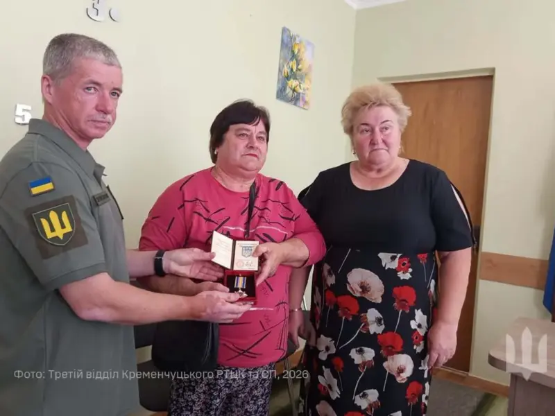 На Кременчуччині матері загиблого воїна Романа Бережного передали нагороду