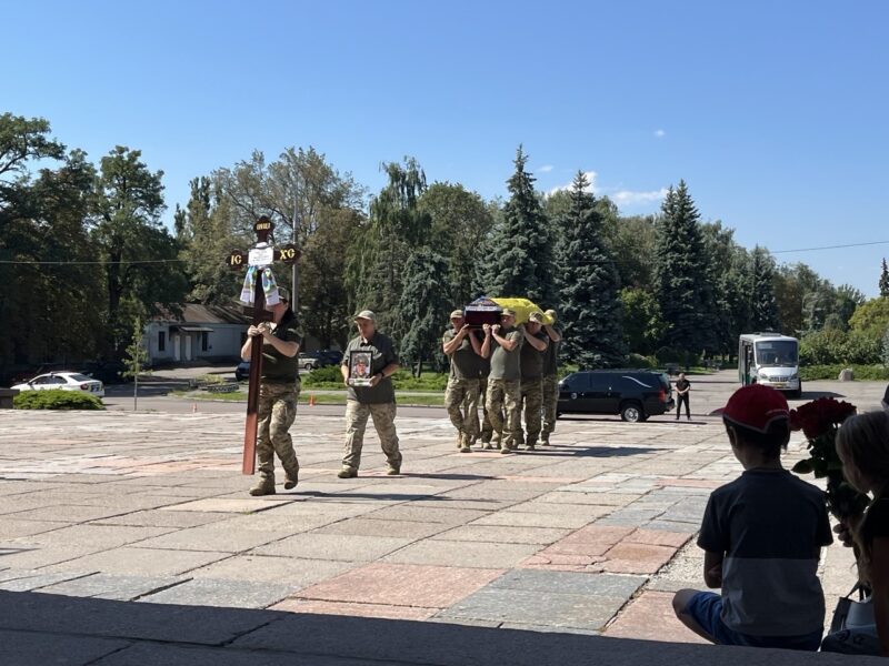 «Він туди рвався»: у Кременчуці попрощалися із захисником Іваном Таценюком