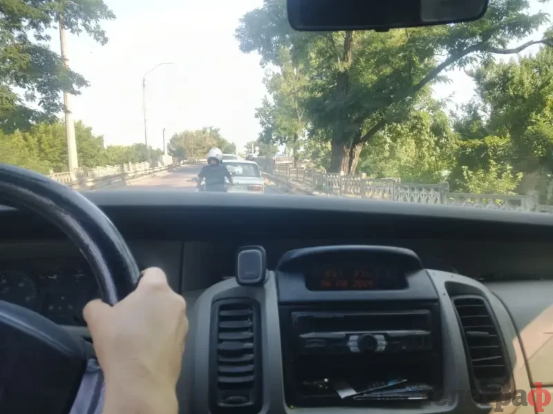 На Крюківському мосту зранку утворився затор