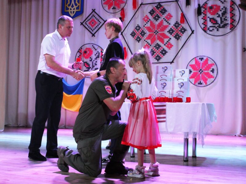 У Піщаному дітям полеглих захисників вручили обереги «Батьківське серце»