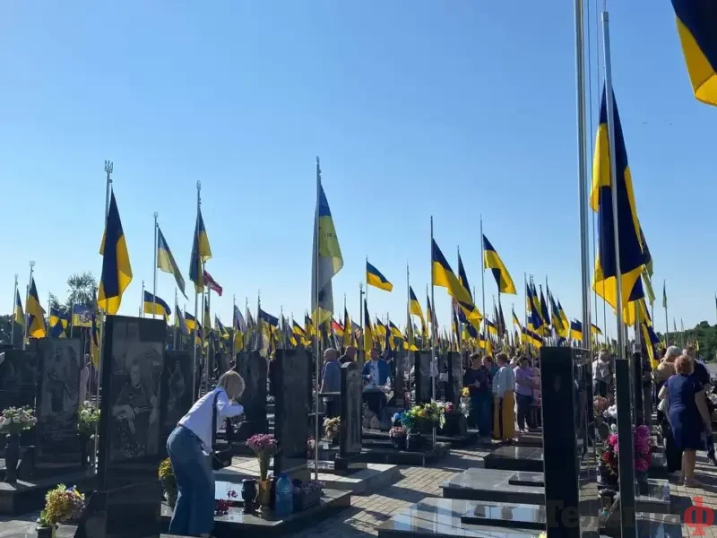 <span class="custom-bold">У секторі почесних поховань на Свіштовському оновлять освітлення та встановлять відеонагляд</span>