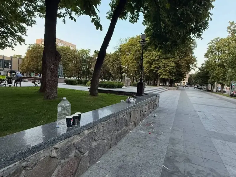 <span class="custom-bold">Пляшки, пакети та залишки їжі: комунальники показали, що залишили після себе відпочивальники у центрі Кременчука</span> <img src="https://www.telegraf.in.ua/wp-content/uploads/2026/03/gallery.svg" alt="" class="feed-icon" style="width: 20px; height: 20px; vertical-align: middle;" />