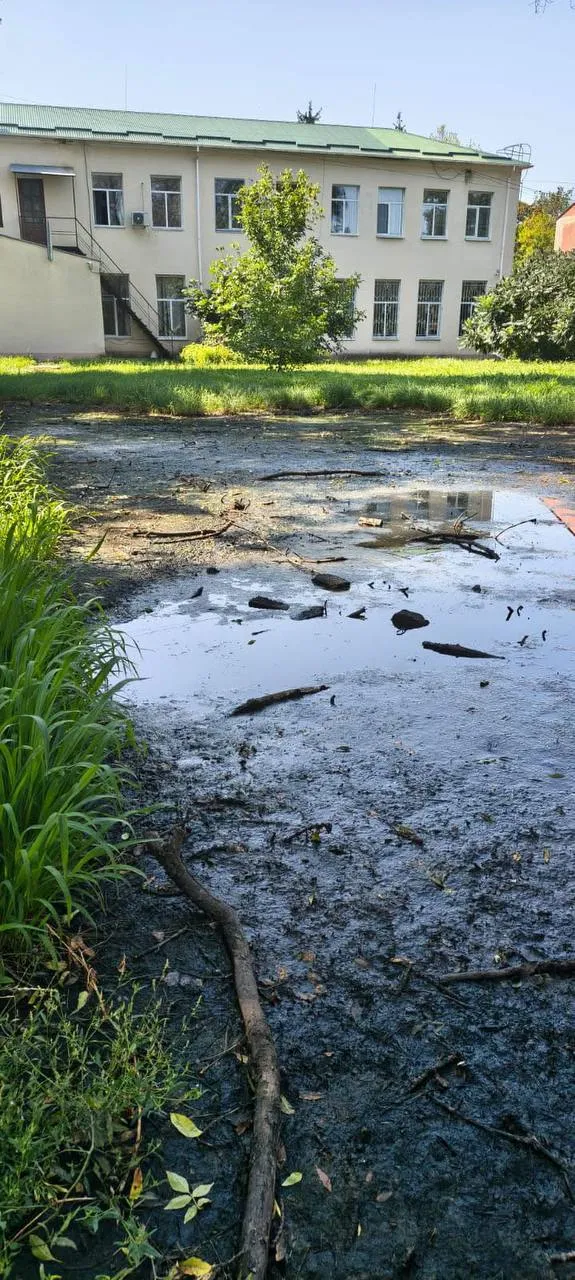 На Полтавщині біля міськради виявили витік смердючої біло-сірої рідини