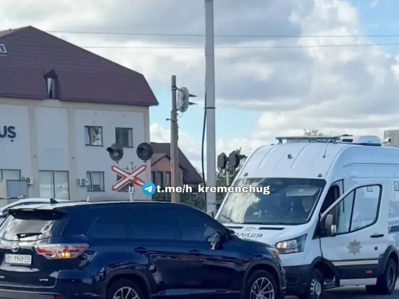 На Ярмарковій у Кременчуці поліціянти на «бусі» потрапили ДТП — соцмережі