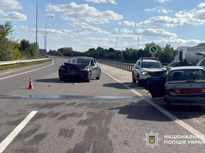 На Полтавщині зіткнулися Tesla та ВАЗ: водійка потрапила до лікарні