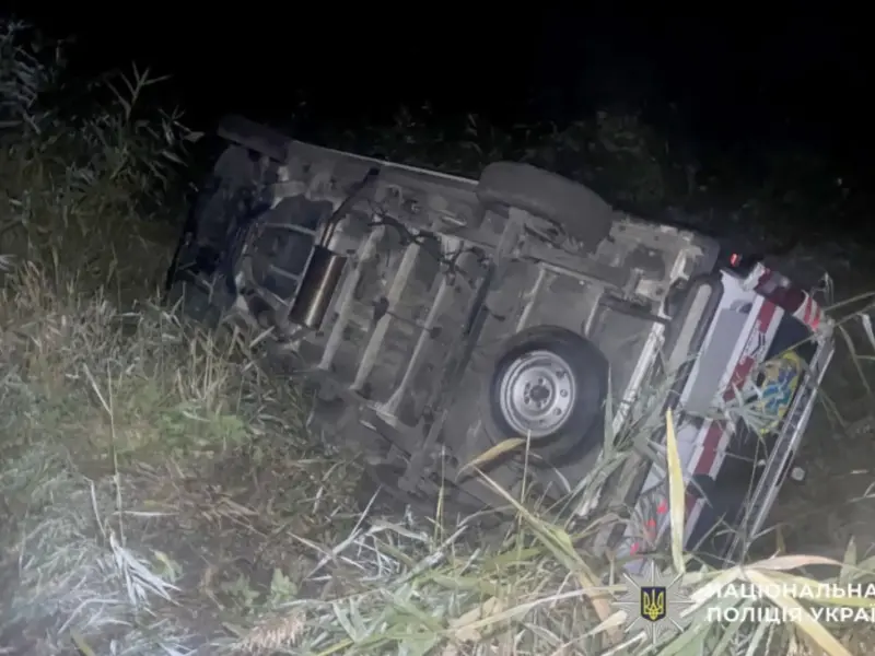 На Полтавщині швидка з’їхала у кювет і перекинулася: є травмований