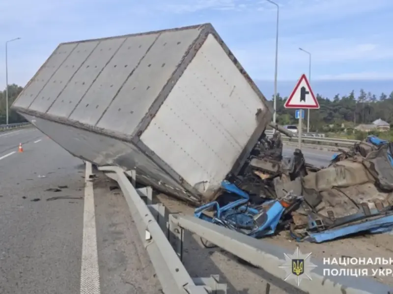 На Полтавщині вантажівка з’їхала з дороги та врізалася у відбійник: водій загинув