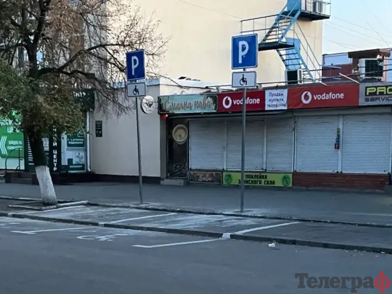 На вулиці Шевченка у Кременчуці облаштовують паркомісця для людей з інвалідністю