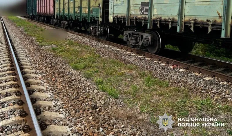 У Кременчуцькому районі вантажний потяг на смерть збив 32-річного чоловіка