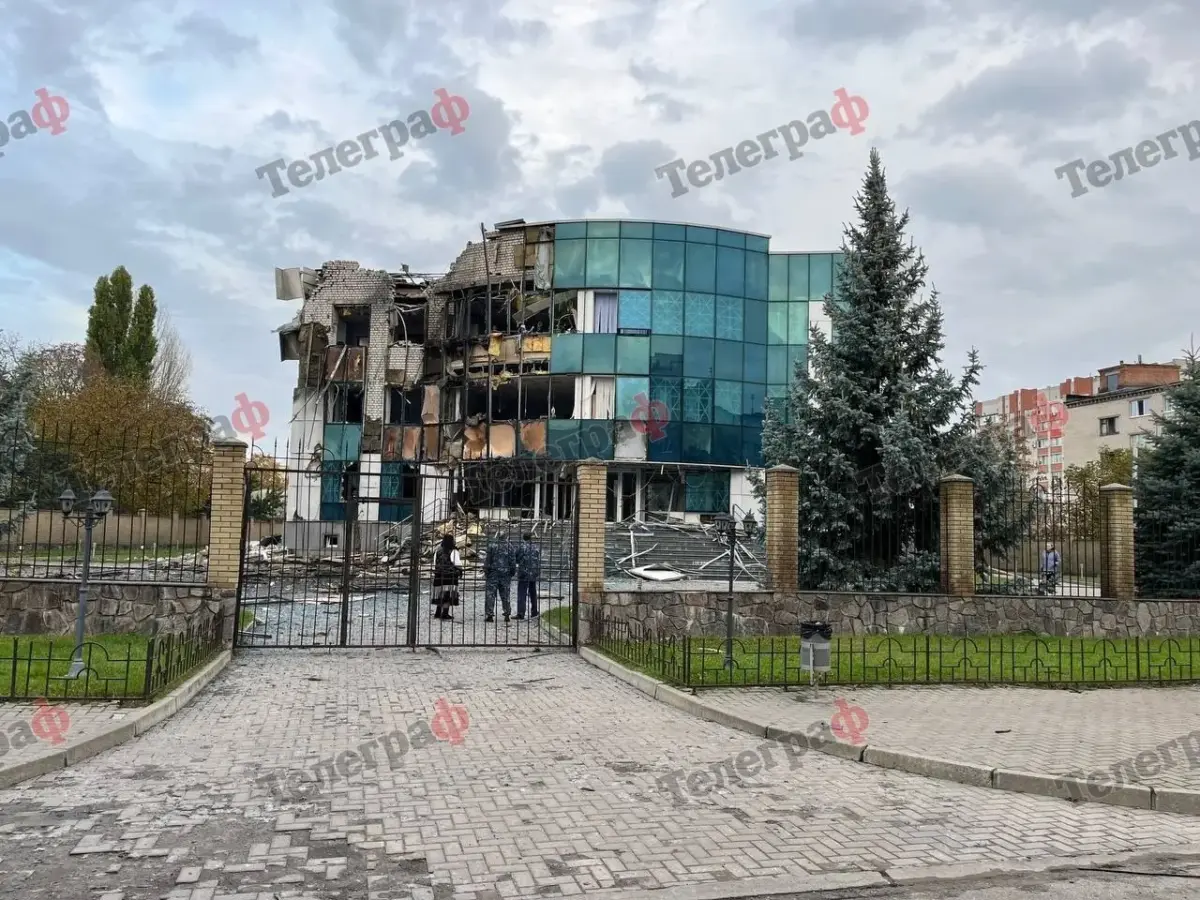 Фотофакт: у Кременчуці внаслідок нічної атаки пошкоджені будівля ТРК «Візит» та сусідній будинок