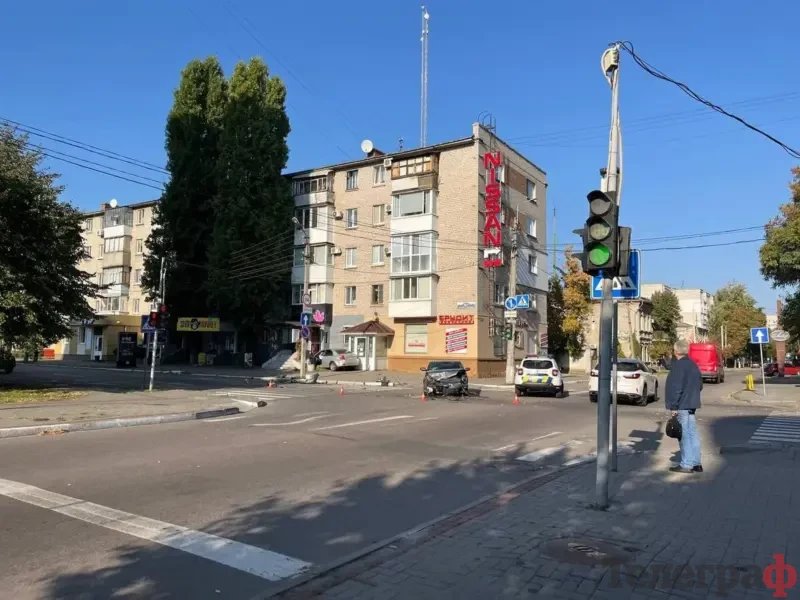 <span class="custom-bold">Автотроща у центрі Кременчука: одна з автівок опинилася на тротуарі біля магазину</span> <img src="https://www.telegraf.in.ua/wp-content/uploads/2026/03/gallery.svg" alt="" class="feed-icon" style="width: 20px; height: 20px; vertical-align: middle;" /> <img src="https://www.telegraf.in.ua/wp-content/uploads/2026/03/video.svg" alt="" class="feed-icon" style="width: 20px; height: 20px; vertical-align: middle;" />