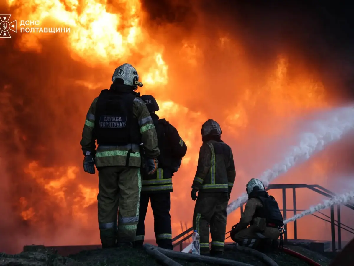Рятувальники показали, як гасили пожежі на промисловому підприємстві Полтавщини після російської атаки
