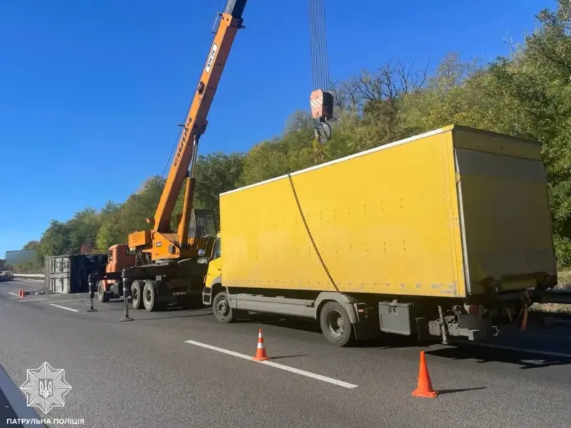 На трасі Київ — Харків зіткнулися Mercedes-Benz і КамАЗ: обох водіїв оштрафували