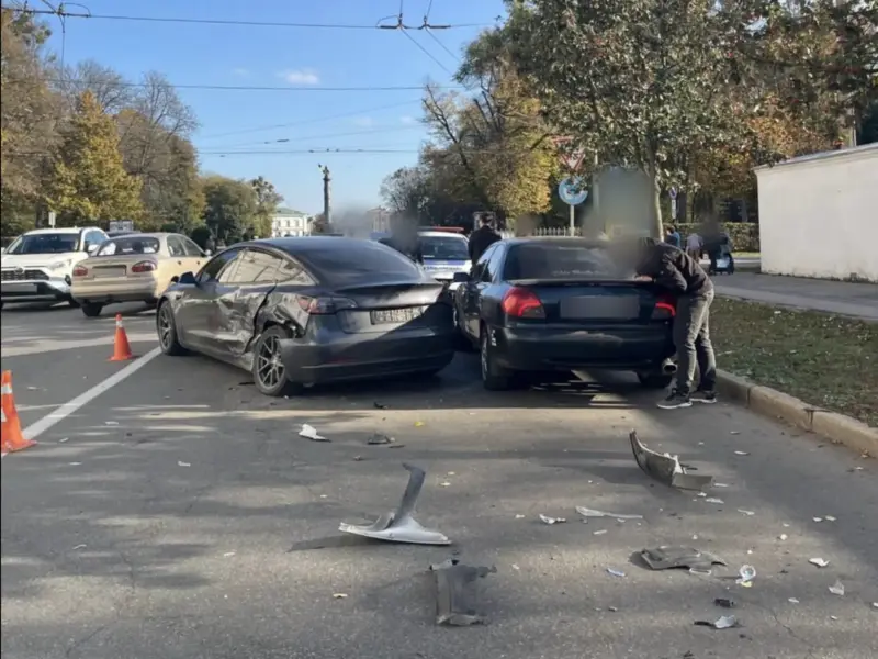 У Полтаві зіткнулися три автомобілі: BMW, Tesla та Ford