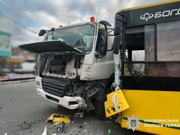 У Полтаві зіткнулися тролейбус і вантажівка