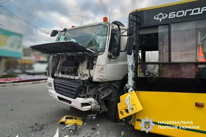 У Полтаві зіткнулися тролейбус і вантажівка
