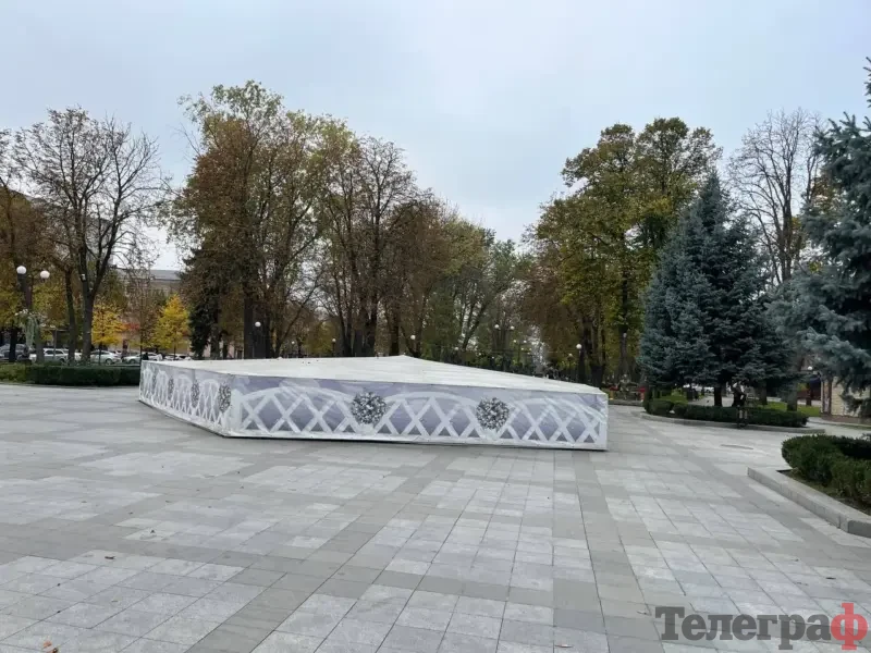 У Кременчуці фонтан у сквері Бабаєва накрили на зиму — фотофакт