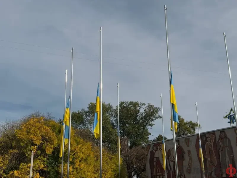 <span class="custom-bold">У Кременчуці приспустили державні прапори у День жалоби</span> <img src="https://www.telegraf.in.ua/wp-content/uploads/2026/03/gallery.svg" alt="" class="feed-icon" style="width: 20px; height: 20px; vertical-align: middle;" /> <img src="https://www.telegraf.in.ua/wp-content/uploads/2026/03/video.svg" alt="" class="feed-icon" style="width: 20px; height: 20px; vertical-align: middle;" />