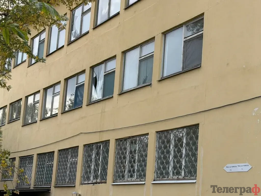 Будівля школи-інтернату №21 у Кременчуці з пошкодженими вікнами та огородженою територією після атаки