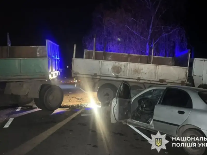 У Миргородському районі зіткнулися КамАЗ і легковик: двоє людей загинули, троє травмовані