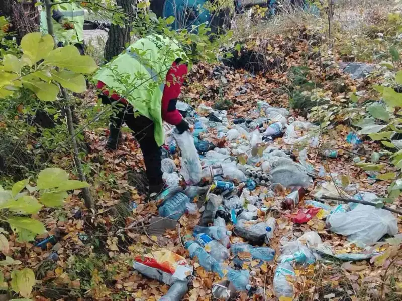 Купа пляшок та пакетів: у Градизькій громаді прибрали сміттєзвалище