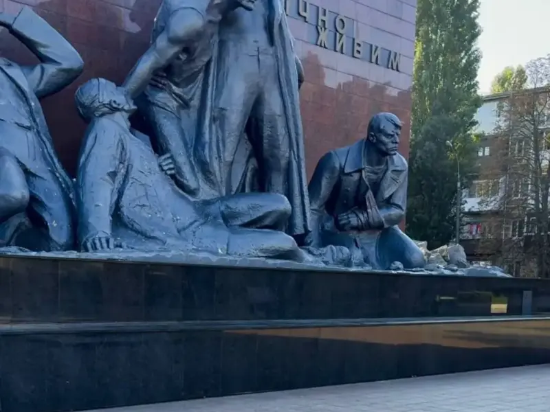 <span class="custom-bold">У Кременчуці пошкодили меморіал «Вічно живим»: у КП «Благоустрій Кременчука» заявили про вандалізм</span> <img src="https://www.telegraf.in.ua/wp-content/uploads/2026/03/video.svg" alt="" class="feed-icon" style="width: 20px; height: 20px; vertical-align: middle;" />